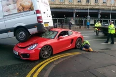 Tài xế chiếc xe sang Porsche đã mắc kẹt trong chiếc xe sau khi tai nạn xảy ra. (Nguồn: manchestereveningnews)