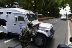  Lực lượng an ninh Ấn Độ làm nhiệm vụ tại tòa nhà Quốc hội ở thủ đô New Delhi ngày 27/7 sau khi xảy ra vụ tấn công khủng bố tại bang Punjap. (Ảnh: AFP/TTXVN)