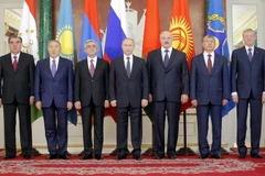 Tổng thống Nga Vladimir Putin (giữa) và Tổng thống các nước thành viên CSTO gồm Armenia, Belarus, Kazakhstan, Kyrgyzstan và Tajikistan tại một phiên họp của tổ chức này. (Ảnh: AFP/TTXVN)