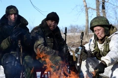 Quân ly khai sưởi ấm trong phút nghỉ ngơi sau một trận đánh tại mặt trận Debaltseve ngày 17/2. (Ảnh: AFP/TTXVN)