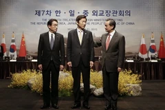 Cuộc gặp ba bên giữa Ngoại trưởng Hàn Quốc-Trung Quốc-Nhật Bản ngày 21/3/2015. (Ảnh: AFP/TTXVN)