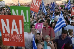 Hàng chục nghìn người tuần hành ủng hộ kế hoạch kinh tế khắc khổ tại Athens. (Nguồn: AFP/TTXVN)