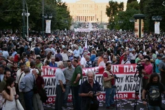 Biểu tình trước Bộ Tài chính Hy Lạp ở thủ đô Athens ngày 11/6, phản đối thỏa thuận cho vay của IMF và EU. (Nguồn: AFP/TTXVN)