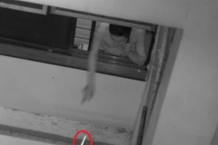 Singapore: Vứt rác qua cửa sổ bị phạt hơn 300 triệu đồng