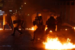 Cảnh sát đụng độ với người biểu tình bên ngoài trụ sở quốc hội hôm 15/7. (Ảnh: AP)