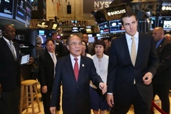Chủ tịch Quốc hội Nguyễn Sinh Hùng thăm Thị trường chứng khoán New York. (Ảnh: TTXVN)