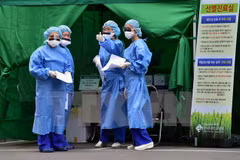 Nhân viên y tế Hàn Quốc làm việc tại trung tâm cách ly dành cho bệnh nhân MERS tại Bệnh viện Trường đại học Konkuk ở Seoul ngày 24/6. (Nguồn: AFP/TTXVN)