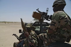 Binh sỹ Nigeria tuần tra tại khu vực biên giới gần thành phố miền đông nam Bosso, ngày 25/5. (Ảnh: AFP/ TTXVN)