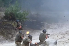 Binh sỹ Ukraine tham gia cuộc tập trận gần Ghytomyr, cách thủ đô Kiev khoảng 150km về phía tây ngày 11/8. (Nguồn: AFP/TTXVN)