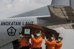 Binh sỹ Indonesia chuyển thi thể nạn nhân vụ máy bay QZ8501. (Nguồn: AFP/TTXVN)