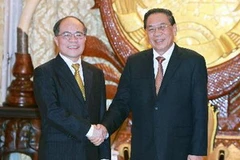 Chủ tịch Quốc hội Nguyễn Sinh Hùng với Tổng Bí thư, Chủ tịch Chummaly Sayasone. (Ảnh: Nhan Sáng/TTXVN)