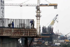 Thi công trụ cầu phía Nam. (Ảnh: Hà Thái/TTXVN)