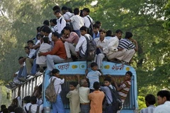 Xe buýt ở Ấn Độ thường xuyên chở quá số người quy định. (Ảnh: Reuters)