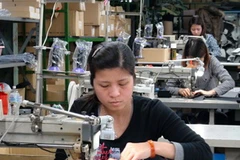Bạn Lý Ngọc Châu và các tu nghiệp sinh làm việc tại nhà máy Canyon ở Gunma. (Ảnh: Thanh Tùng/Vietnam+)