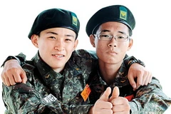 Bae Joon-hyoung (phải) và Han Ki-yeop (trái) sẽ trở thành những hạ sỹ quan “đa văn hóa” đầu tiên. (Nguồn: Quân đội Hàn Quốc)