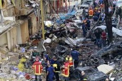 Cảnh sát dọn dẹp hiện trường vụ nổ. (Nguồn: AFP)