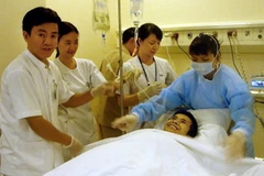 Bệnh nhân Nguyễn Duy Hải đang điều trị tại khoa Ngoại. (Ảnh: Phương Vy/TTXVN)