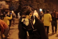 Người biểu tình bịt mặt để chống lại hơi cay. (Ảnh: Getty)