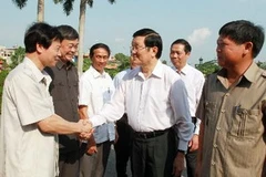 Chủ tịch nước Trương Tấn Sang gặp gỡ đại diện các doanh nghiệp của tỉnh. (Ảnh: Nguyễn Khang/TTXVN)