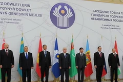 Tổng thống Nga Vladimir Putin (thứ 4 phải) và lãnh đạo các nước SNG tại hội nghị. (Nguồn: AFP/TTXVN)