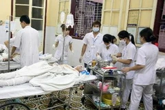 Cấp cứu các nạn nhân tại Bệnh viện Việt Tiệp. (Ảnh: Minh Thu/TTXVN)