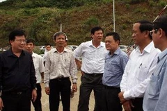 Bộ trưởng Trịnh Đình Dũng (người đầu tiên bên trái) cùng Đoàn công tác kiểm tra tại công trình đập thủy điện Sông Tranh 2. (Ảnh: Trần Lê Lâm/TTXVN)