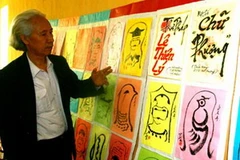 Nhà thư pháp Lê Thiên Lý giới thiệu một số bức thư pháp chữ “Phượng.” (Nguồn: cand.com.vn)