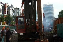 Khoan động thổ khởi công xây dựng công trình. (Ảnh: Huy Hùng/TTXVN)