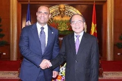 Chủ tịch Quốc hội Nguyễn Sinh Hùng tiếp Thủ tướng Lamothe. (Ảnh: Thống Nhất/TTXVN)