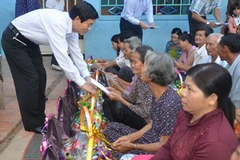 Đại sứ Ngô Anh Dũng tặng quà bà con Việt kiều Campuchia nghèo nhân dịp Tết Nhâm Thìn. (Ảnh: Trần Chí Hùng/Vietnam+) 