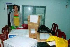 Trần Thị Liên bị bắt quả tang cùng tang vật có liên quan thầu đề. (Ảnh: Thanh niên)