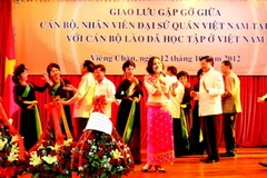 Lãnh đạo Lào giao lưu với cán bộ Sứ quán cùng các nghệ sĩ. (Ảnh: Hoàng Chương/Vietnam+)