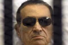 Cựu Tổng thống Ai Cập Hoski Mubarak trong phòng xử án ở Cairo, ngày 2/6/2012. (Ảnh: Reuters)