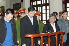 Các bị cáo đứng trước vành móng ngựa. (Ảnh: Doãn Tấn/TTXVN)