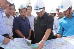Phó Thủ tướng Hoàng Trung Hải xem bản đồ quy hoạch dự án. (Ảnh: Lê Tuấn/TTXVN) 