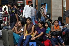 Người dân lũ lượt sơ tán do lo sợ bị tấn công. (Nguồn: AP)