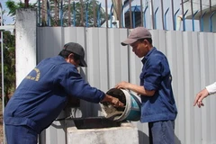 Đổ bêtông lấp miệng cống xả thải của Rochdale Spears. (Nguồn: Dương Chí Tưởng/Vietnam+)