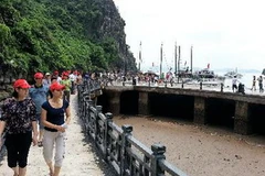 Du khách xuống bến thăm hang Đầu Gỗ, Vịnh Hạ Long. (Ảnh: Thanh Hà/TTXVN)