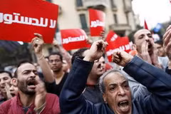 Tối 4/12, hàng trăm nghìn người xuống đường biểu tình tại Quảng trường Tahrir và bên ngoài dinh tổng thống ở khu Heliopolis của thủ đô Cairo. (Nguồn: AFP/TTXVN)