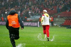 Sự cố mái che khiến sân vận động Kazimierz Gorski ngập nước. (Nguồn: Reuters)