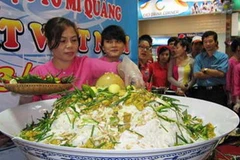 Tô mỳ lớn nhất Việt Nam được tổ chức Kỷ lục Việt Nam công nhận vào lúc 10h30 ngày 29/3 tại Đà Nẵng. (Ảnh: cand.com.vn)