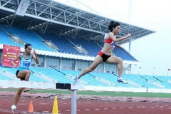 VĐV Nguyễn Thị Phương (áo đỏ-Thanh Hoá) về nhất đoạt HCV nội dung 3000m vượt rào nữ. (Ảnh: Quốc Khánh/TTXVN)