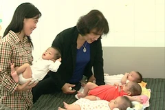 Phó Chủ tịch QH xúc động trước những trẻ em đáng thương bị bỏ rơi đang nuôi dưỡng tại TT nhân đạo Quê Hương. (Nguồn: Dương Chí Tưởng/Vietnam+)