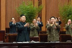 Ông Kim Jong Un (trái, hàng trước) sau khi được bầu làm lãnh tụ tối cao tại phiên họp. (Ảnh: THX/TTXVN)