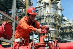 Vận hành thiết bị phục vụ sản xuất xăng dầu. (Ảnh: Hà Thái/TTXVN)