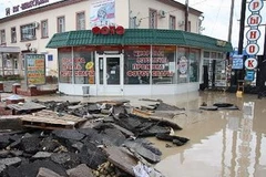 Cảnh ngập lụt trên các đường phố ở Krasnodar. (Nguồn: AFP/TTXVN)