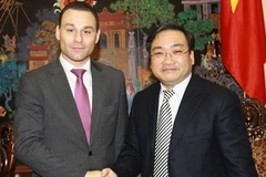 Phó Thủ tướng Hoàng Trung Hải tiếp Ngài Jean Charles Luperto. (Ảnh: Doãn Tấn/TTXVN)