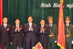 Thủ tướng Nguyễn Tấn Dũng trao Huân chương Độc lập hạng Nhất (lần 2) của Chủ tịch nước tặng Đảng bộ, quân và dân tỉnh Ninh Bình. (Ảnh: Đức Tám/TTXVN)