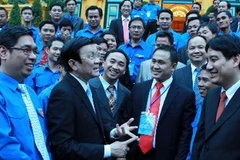 Chủ tịch nước Trương Tấn Sang với các đại biểu thanh niên. (Ảnh: Nguyễn Khang/TTXVN)