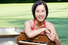 Phyllis Chen và cây đàn piano đồ chơi. (Nguồn: AFP)